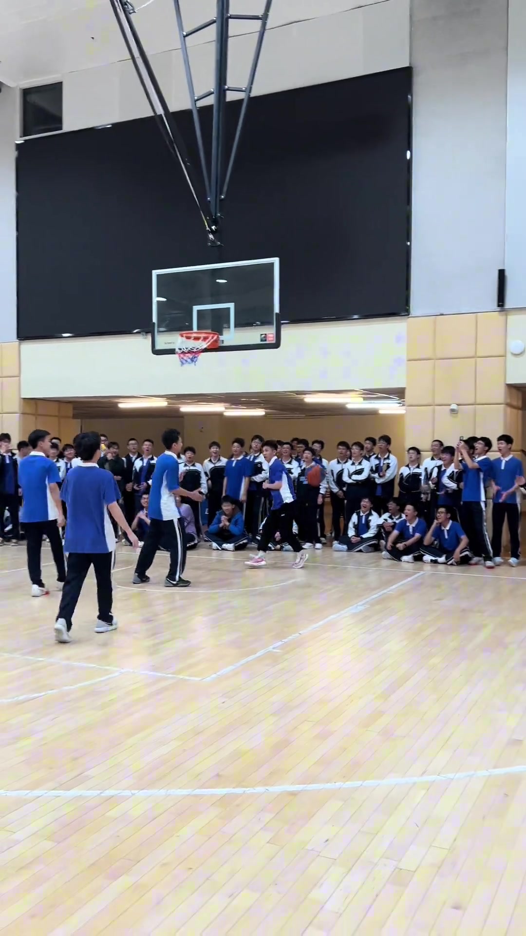 獲校園優(yōu)先擇偶權深圳某中學 驚現(xiàn)一位彈簧男這天賦炸啊