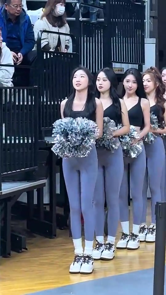 哇塞原來遼籃的啦啦隊(duì)寶貝顏值這么高啊還都是大長(zhǎng)腿