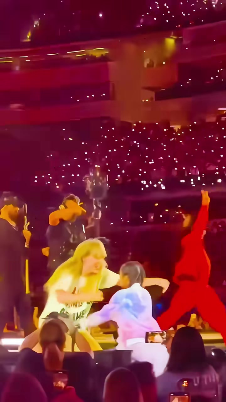 這就是咖位當(dāng)霉霉在演唱會現(xiàn)場看到科比女兒彎腰擁抱致意