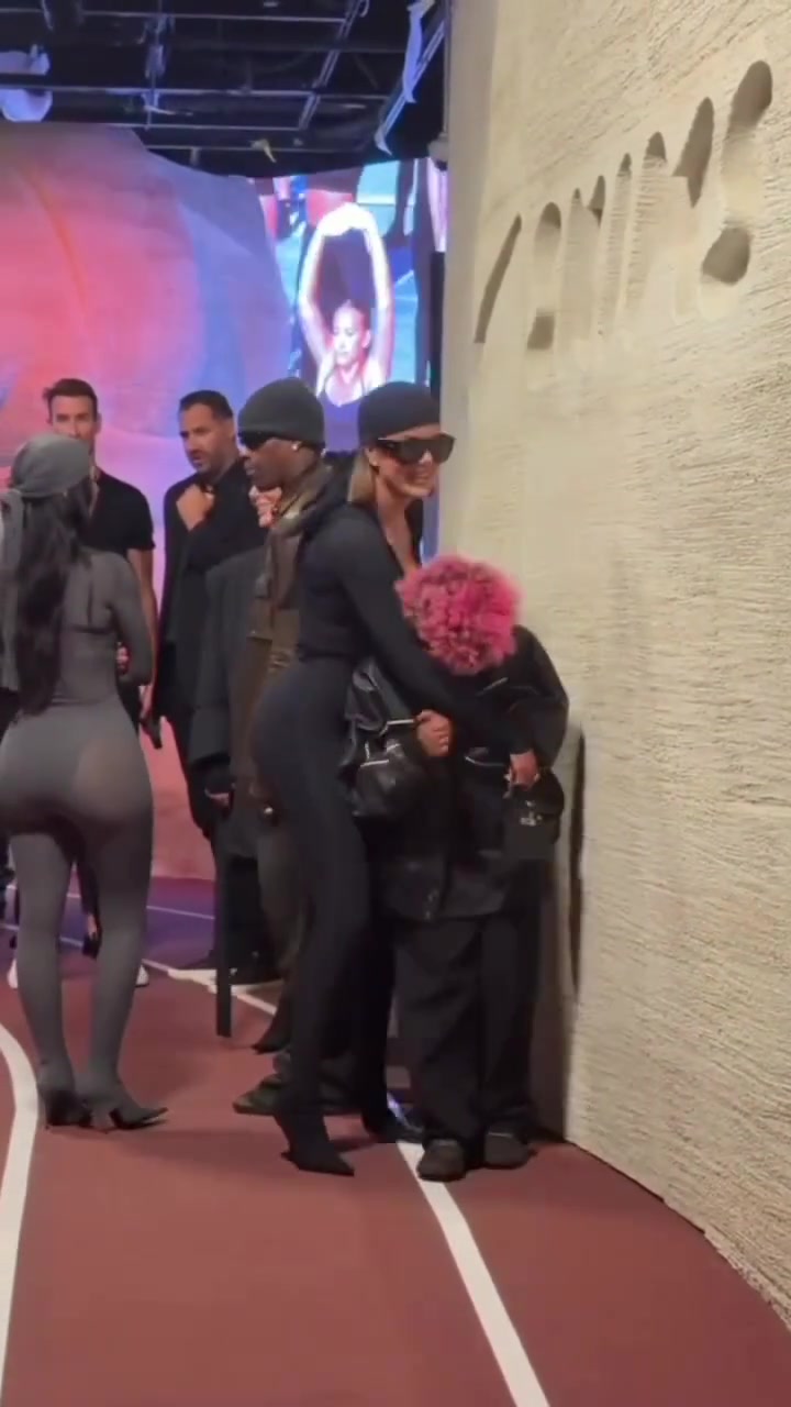 卡戴珊家的人身材太出格了遠(yuǎn)遠(yuǎn)就能認(rèn)出來