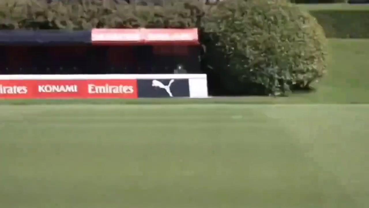 阿萊格里親自示范如何射門沒想到阿囧還有這一手