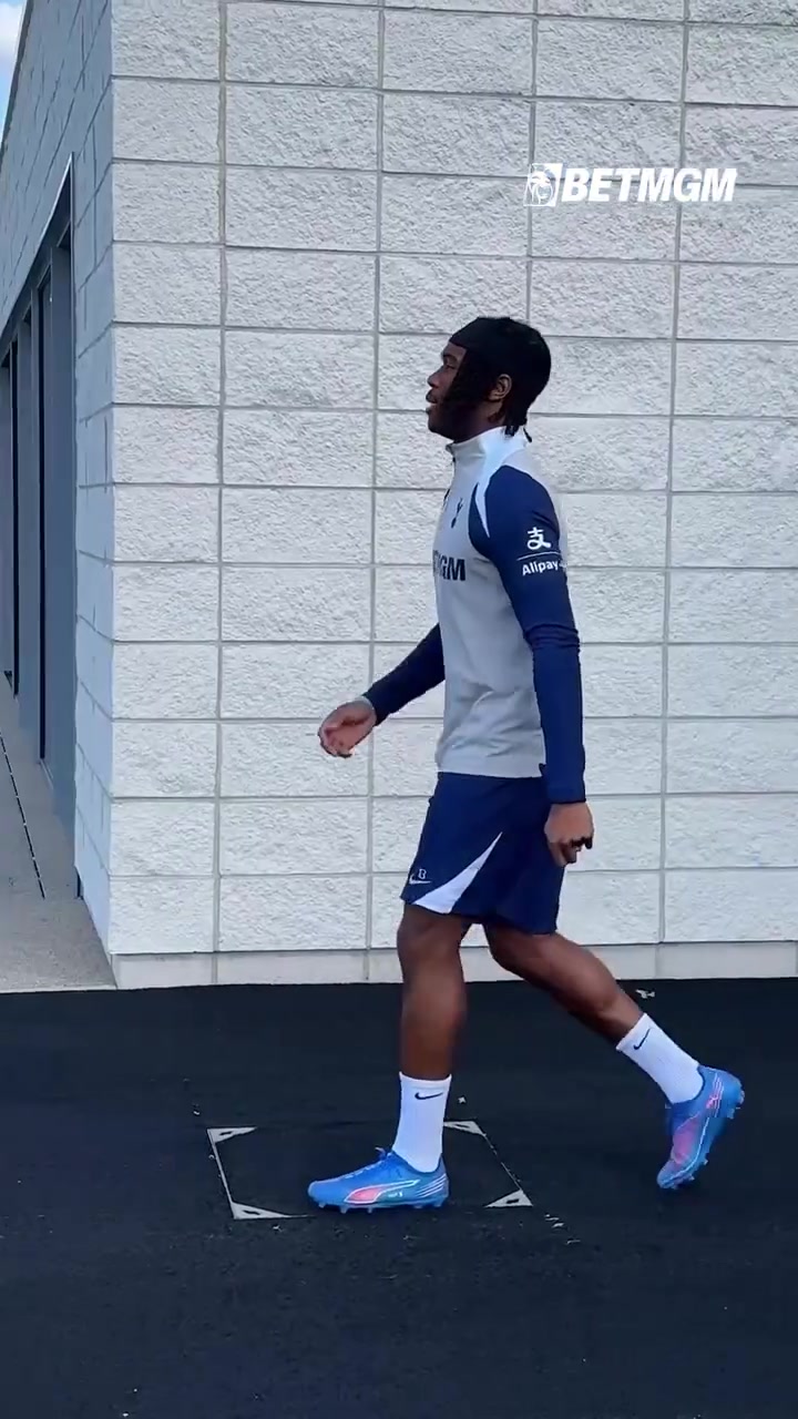 開局不錯熱刺隊內訓練備戰(zhàn)周六與狼隊的比賽