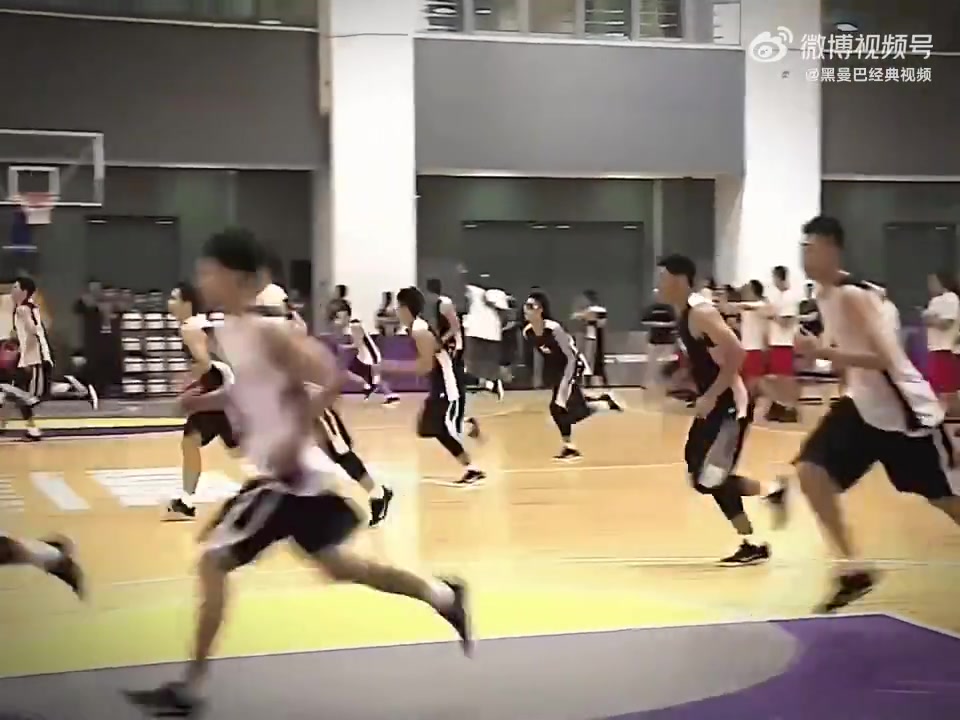 科比訓練營中一名學員堅持不下去了老科讓其單獨留下做三次自殺式折返跑