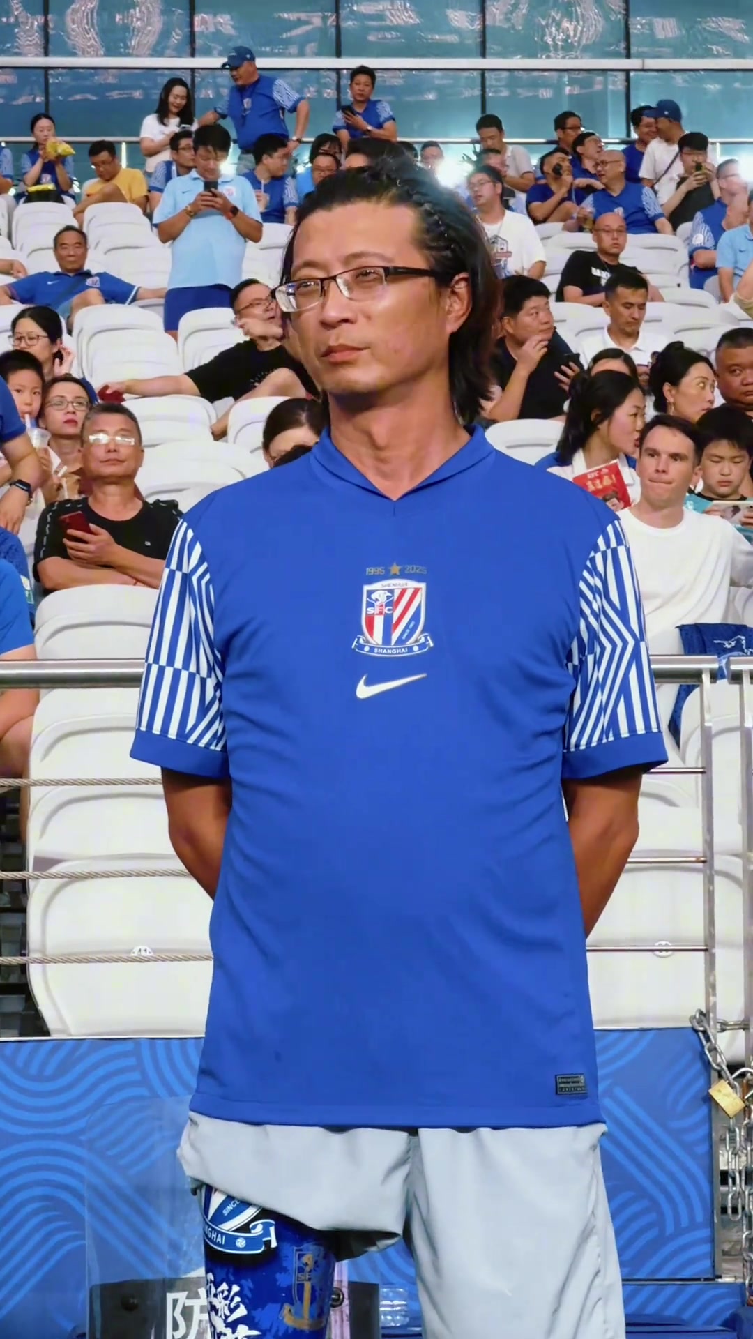 單足支撐藍色信仰申花球迷陶吾煒賽前擔任主場國歌領(lǐng)唱人