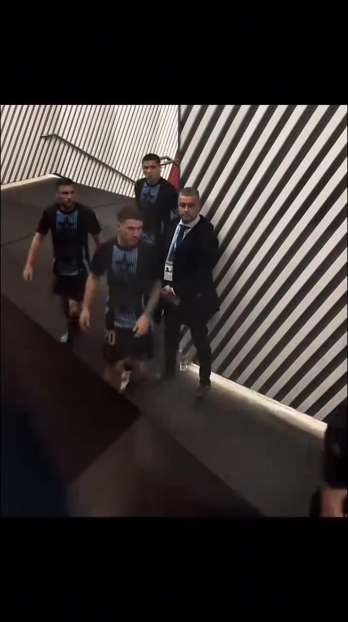 看幾次都覺得震撼阿根廷眾多青年才俊列隊(duì)等待梅西出場(chǎng)