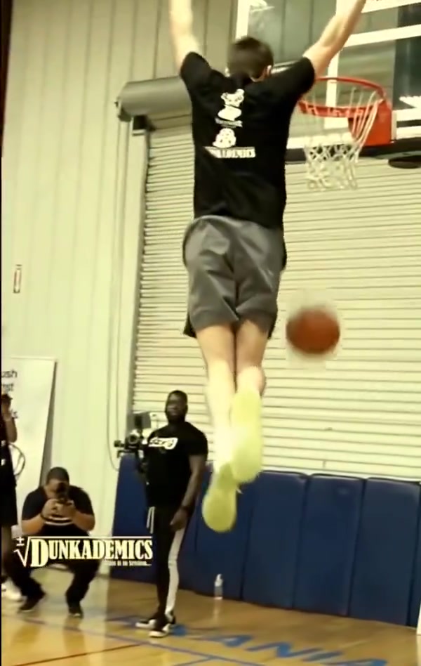 空中跳起將球砸地反彈接球扣籃這個扣籃創(chuàng)意真滴是腦洞大開啊