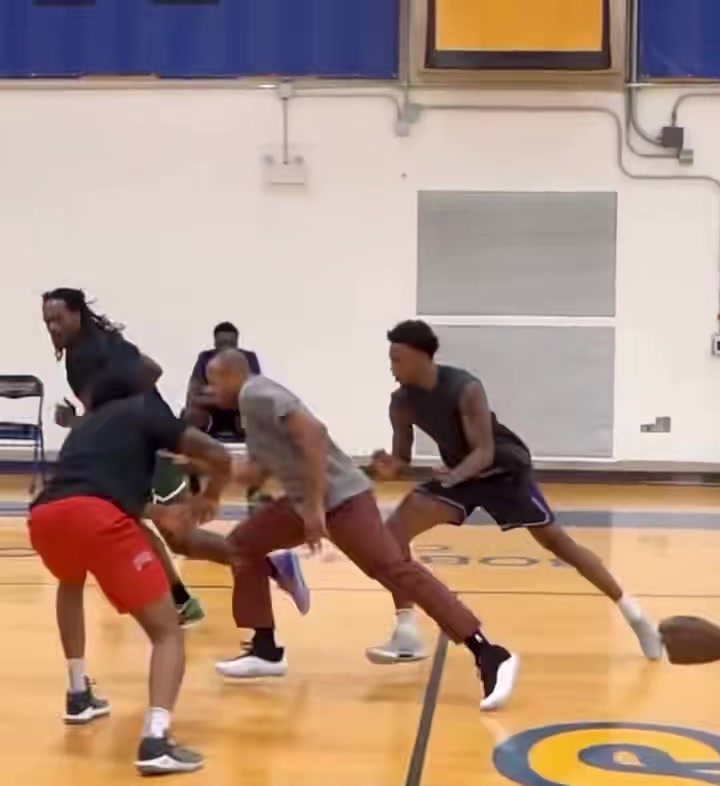 湖人選的塔克現(xiàn)在看就像個(gè)胖大爺卻依然飛天遁地