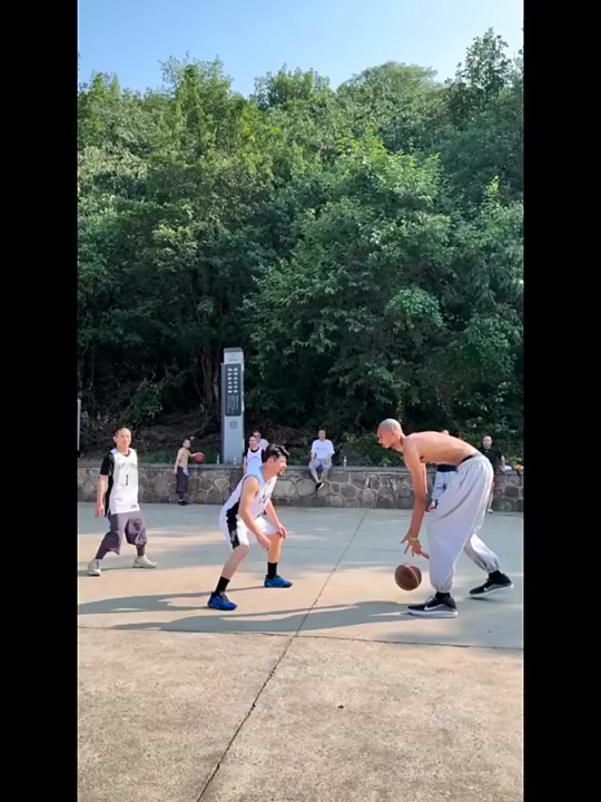 這才是真正的中國(guó)行高僧文班少林寺跳投欺負(fù)人出手比筐高