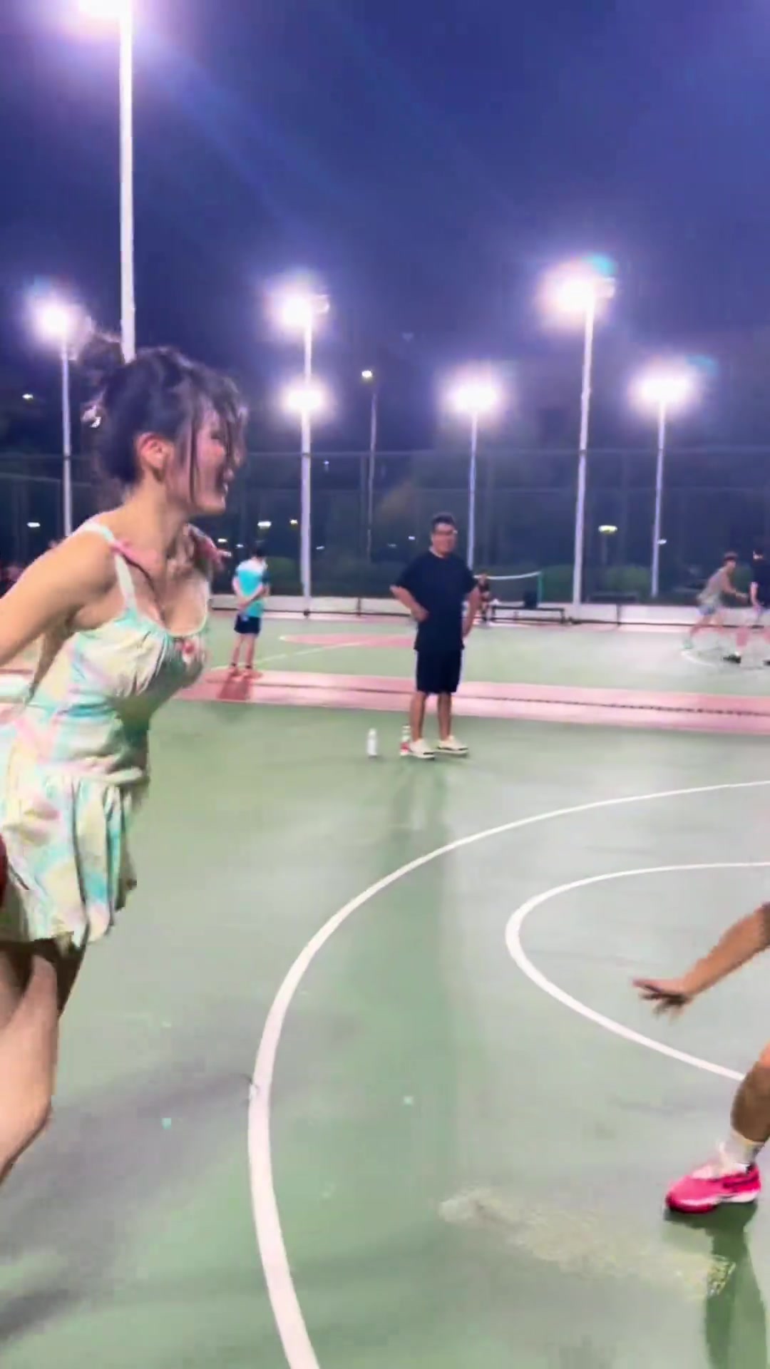 感覺現(xiàn)在打野球的女生強(qiáng)度比NBA還大啊