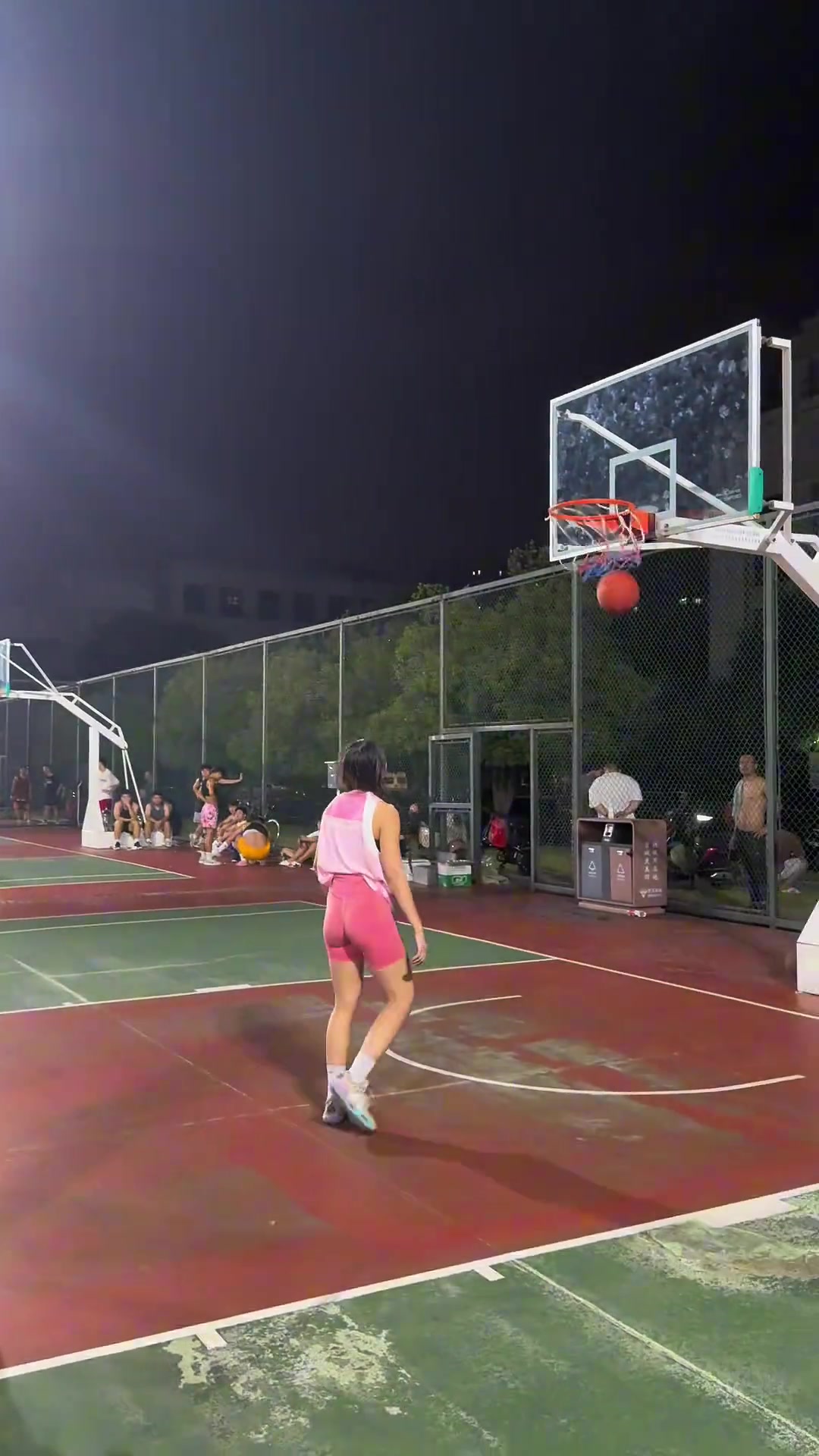 看NBA就圖一樂學(xué)對(duì)抗還得看女生打野球