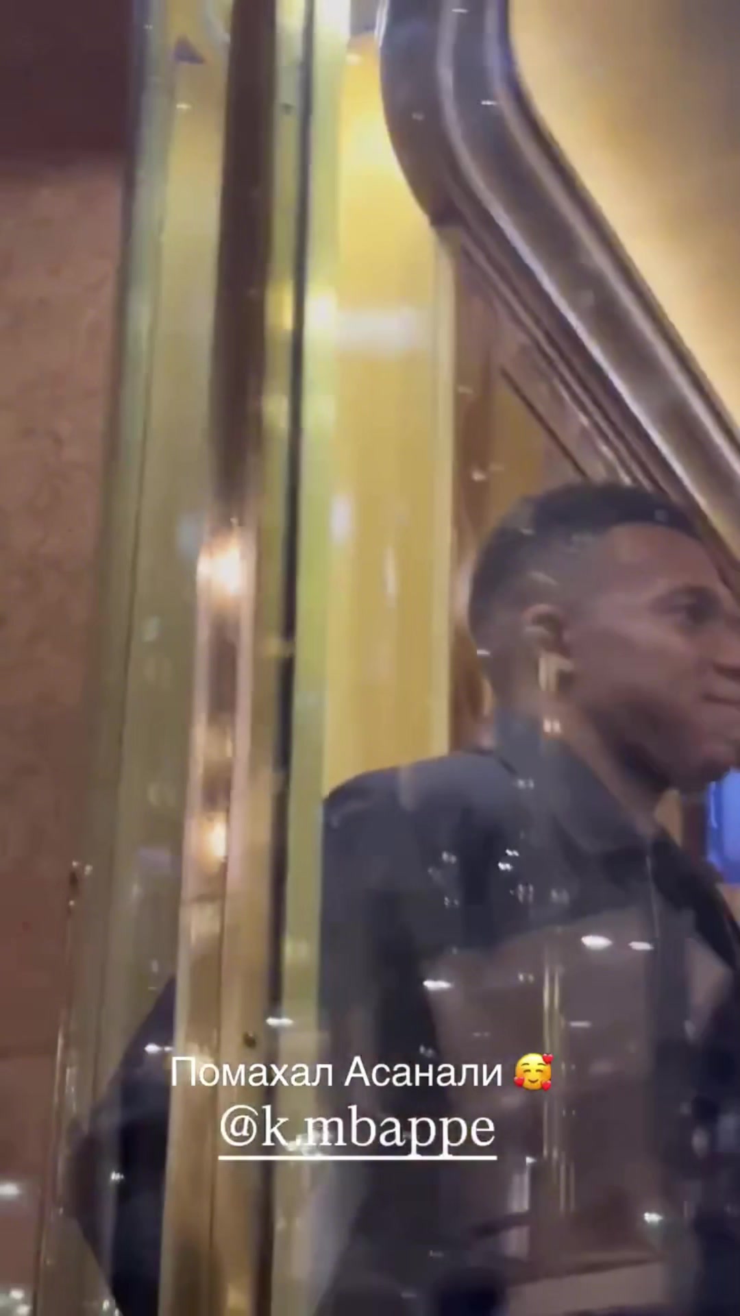 皇馬球員抵達(dá)酒店姆巴佩不斷和阿拉木圖的球迷打招呼