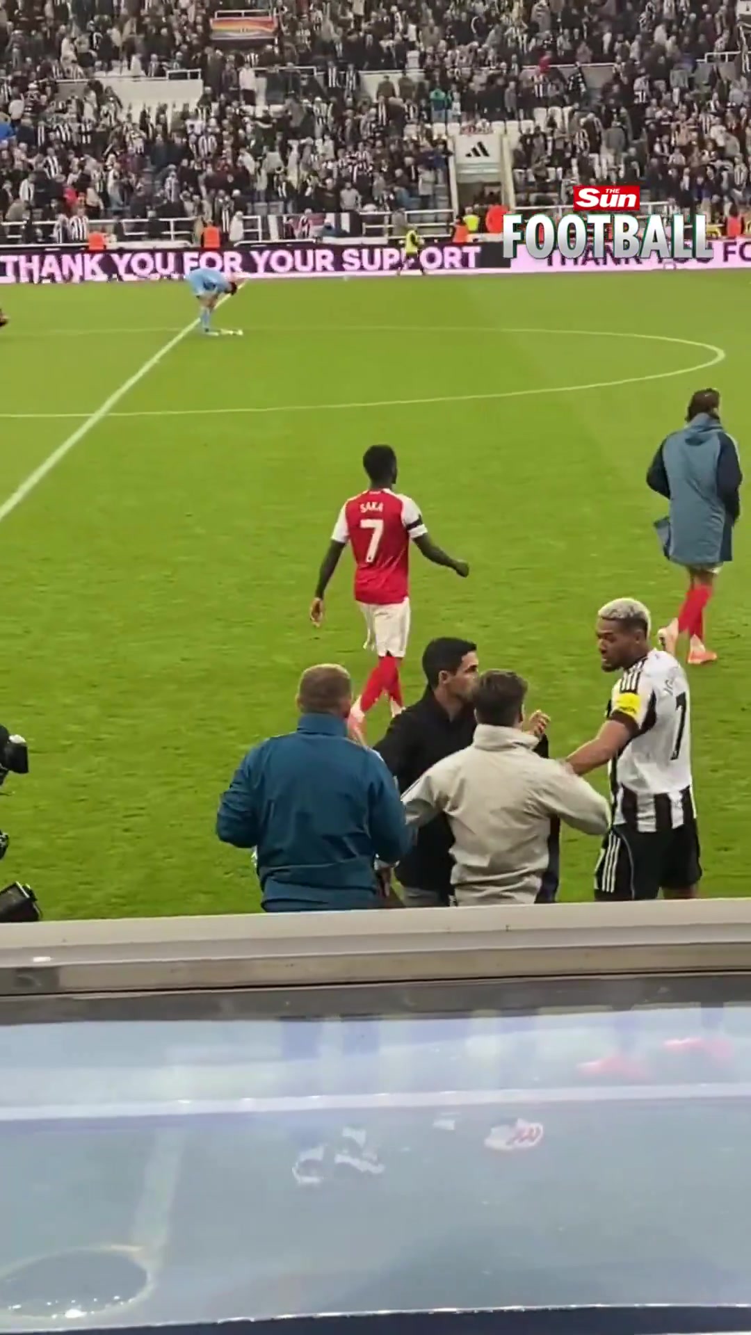 啥情況賽后阿森納助教和喬林頓發(fā)生沖突后者指指點(diǎn)點(diǎn)被塔子哥拉走