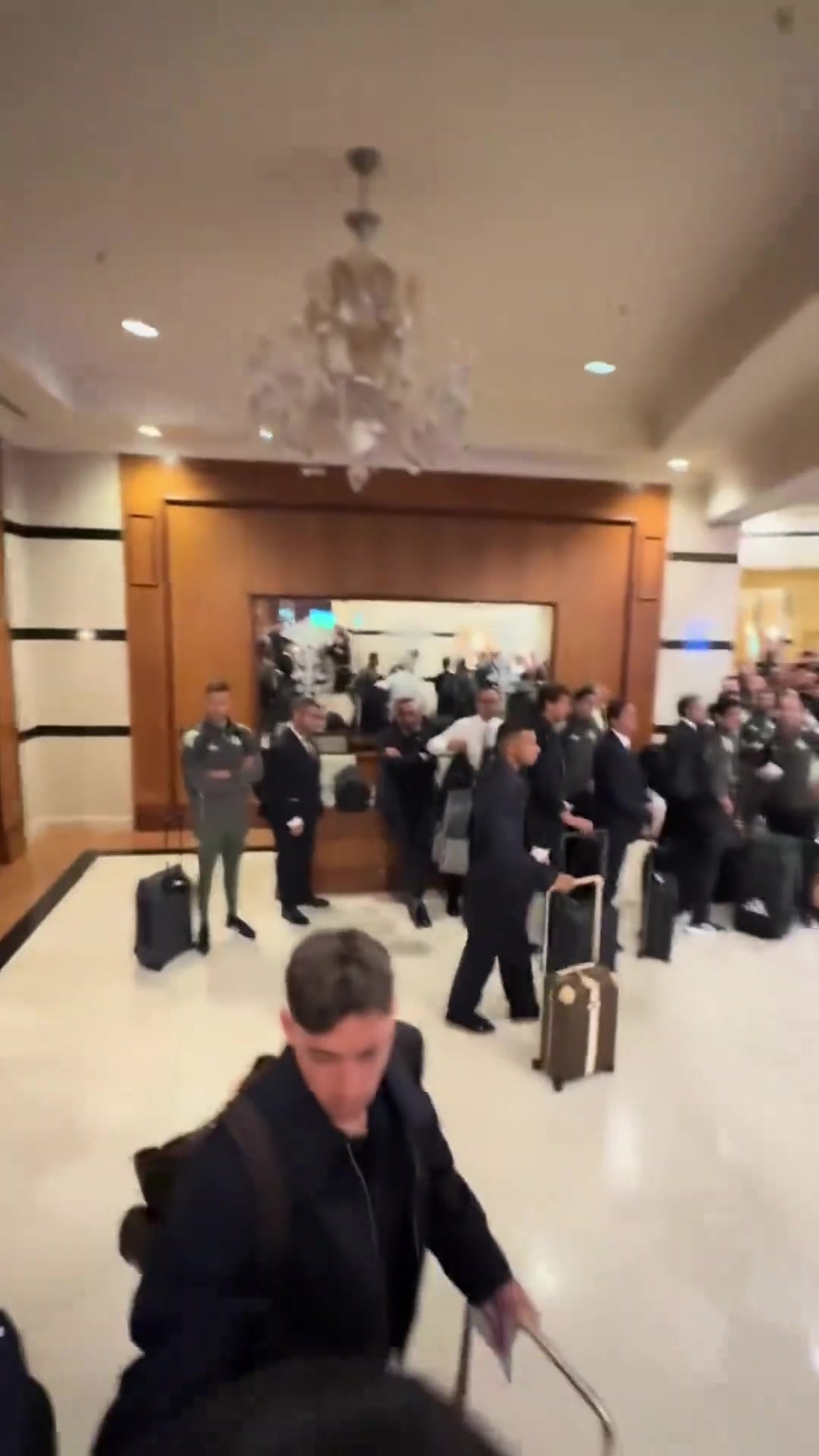 追星成功阿拉木圖小球迷在酒店等到凌晨終于拿到了姆總簽名