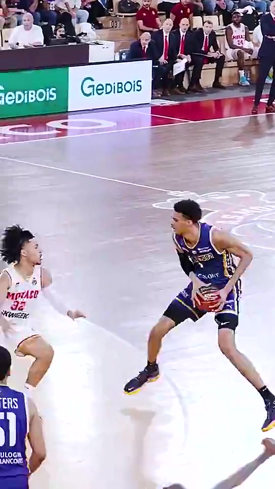 文班亞馬這操作簡(jiǎn)直不要太離譜三分出手后立馬就閃現(xiàn)籃下補(bǔ)扣