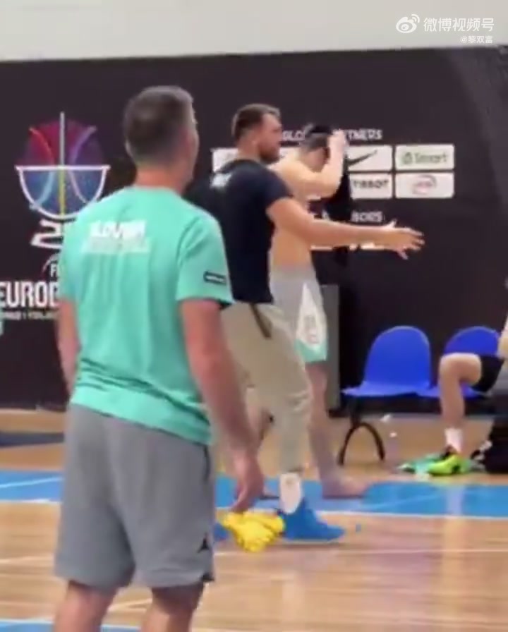 東契奇隊內(nèi)訓練簡直是大活寶一枚