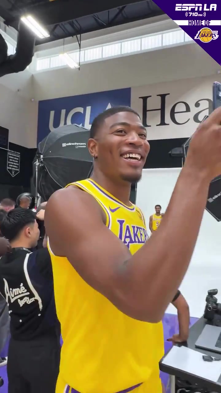 湖人媒體日 八村塁拿著手機偷拍詹姆斯和布朗尼父子的定妝照