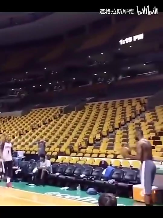 確定不是AI詹姆斯這力量也太恐怖了后場三分單手一扔進了