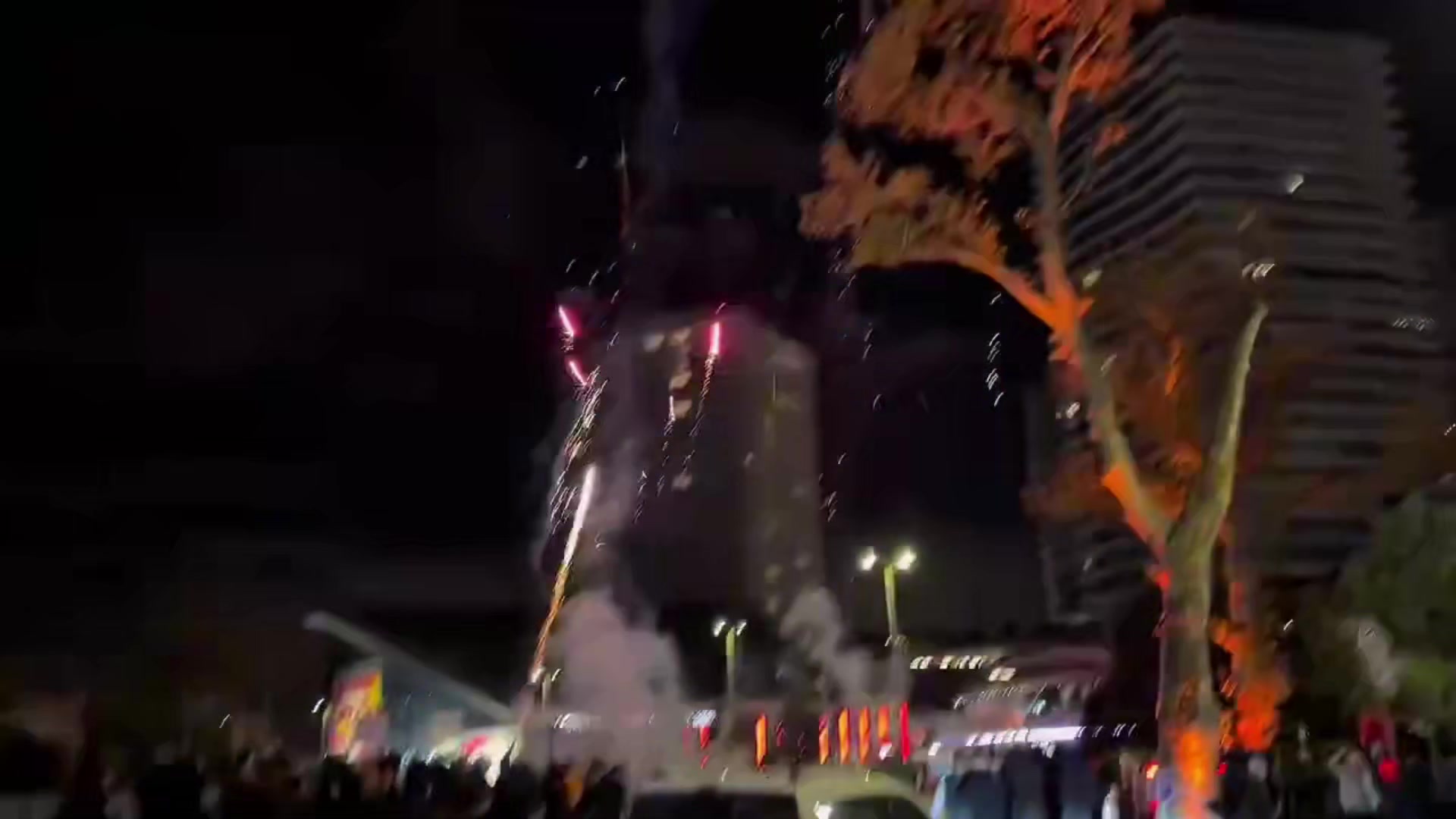 凌晨2點加拉塔薩雷球迷在利物浦球隊酒店外燃放煙花