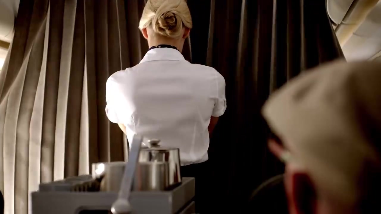 和美女空姐拍廣告渣叔早期的廣告這畫風(fēng)有點(diǎn)搞笑