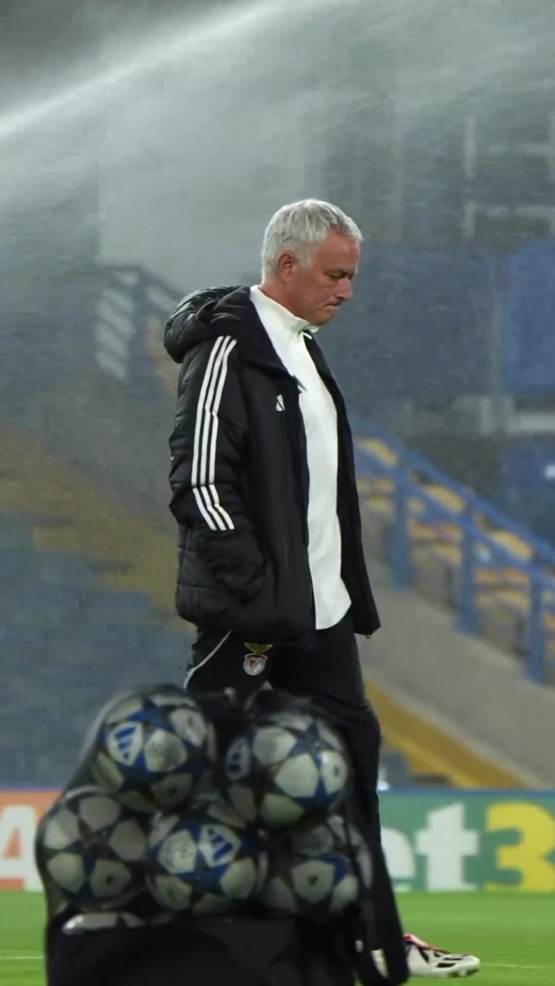 故地重游穆里尼奧賽前獨(dú)自踩場(chǎng)斯坦福橋滿(mǎn)眼熟悉皆過(guò)往