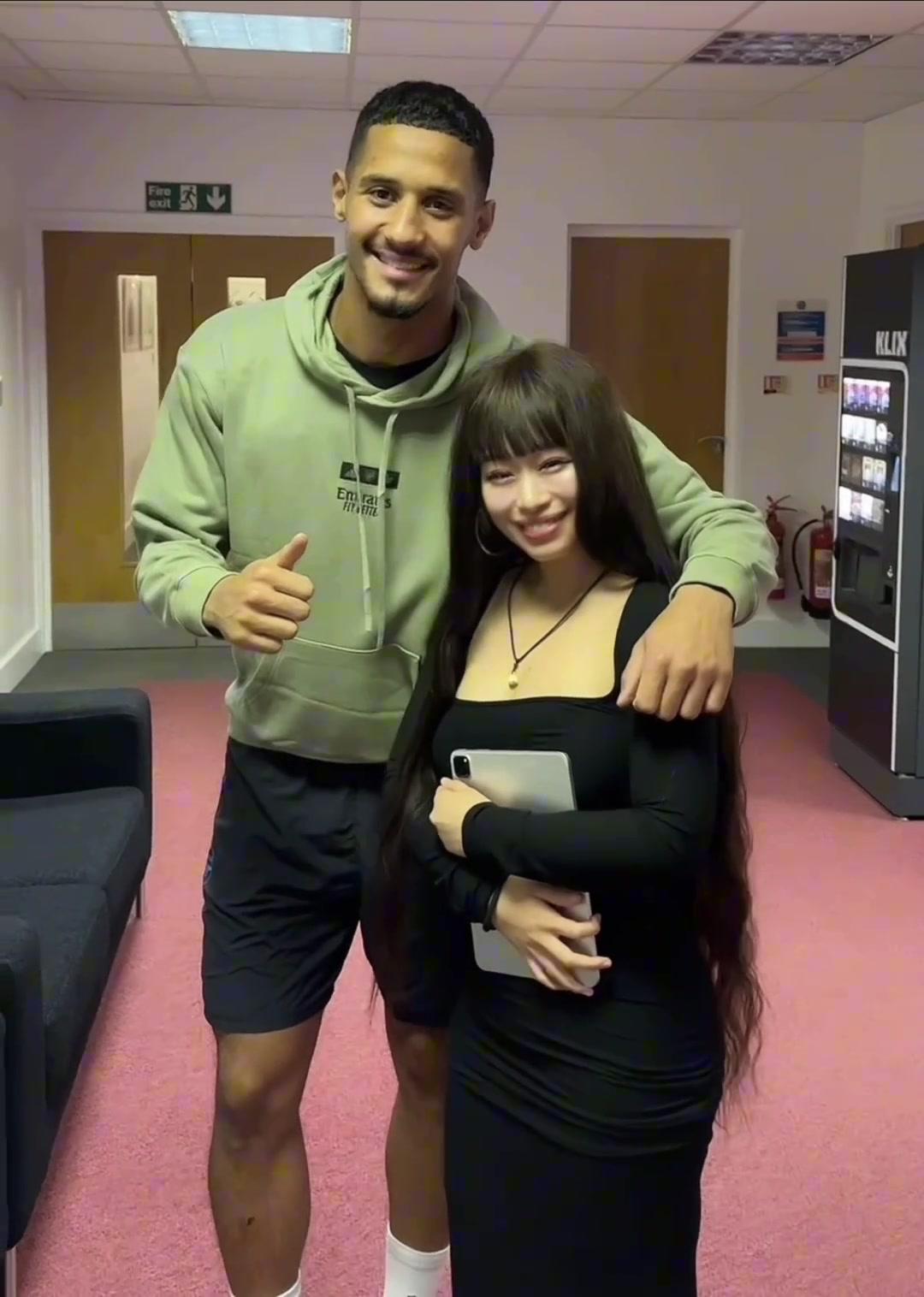 那年大老師和薩利巴合影長(zhǎng)得很符合歐美男人對(duì)亞裔女性審美