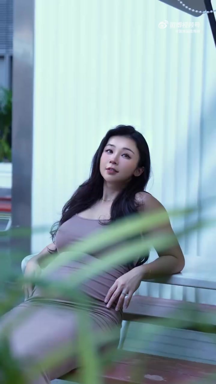 張曼源挺著大肚子走在街頭這么大的事根本瞞不住了