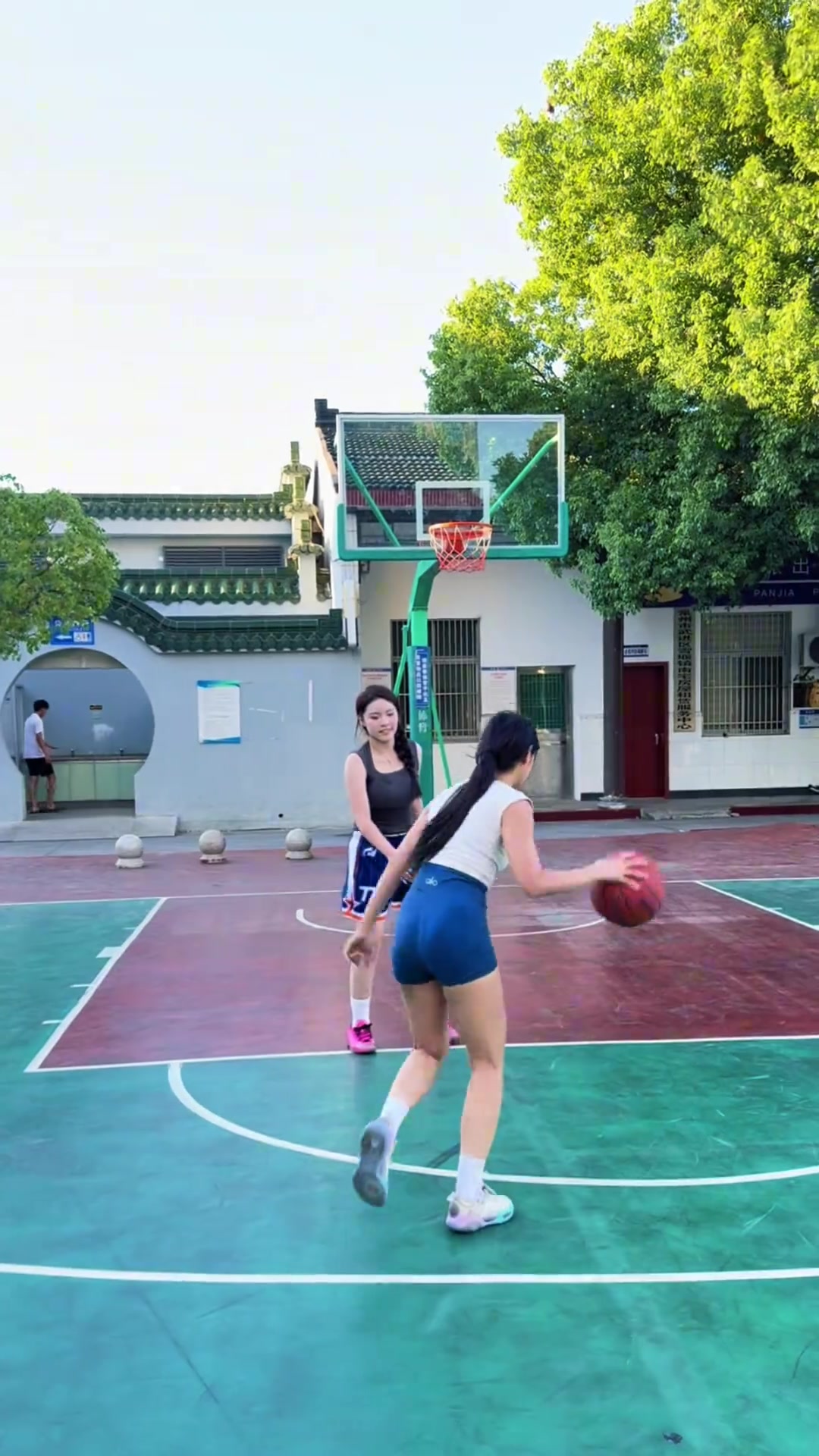 雖然有帶球撞人的嫌疑但不得不說小姐姐的背打有點東西