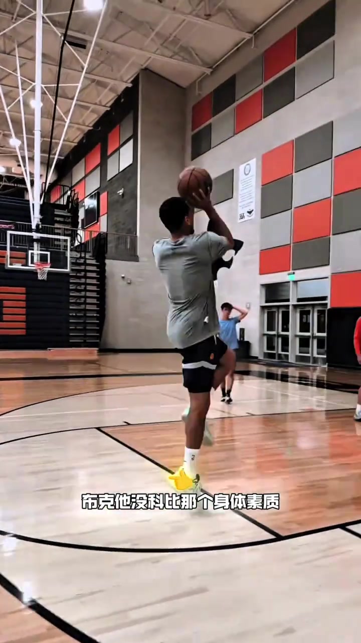 布克不是說下個科比嗎楊毅他沒有科比的身體素質(zhì)和強硬的球風