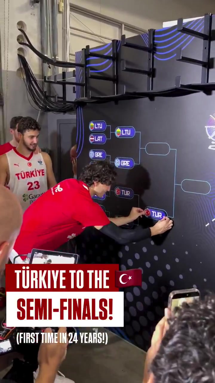 跟申京學(xué)壞了奧斯曼賽后也想把土耳其貼到?jīng)Q賽對(duì)陣?yán)锶? title=