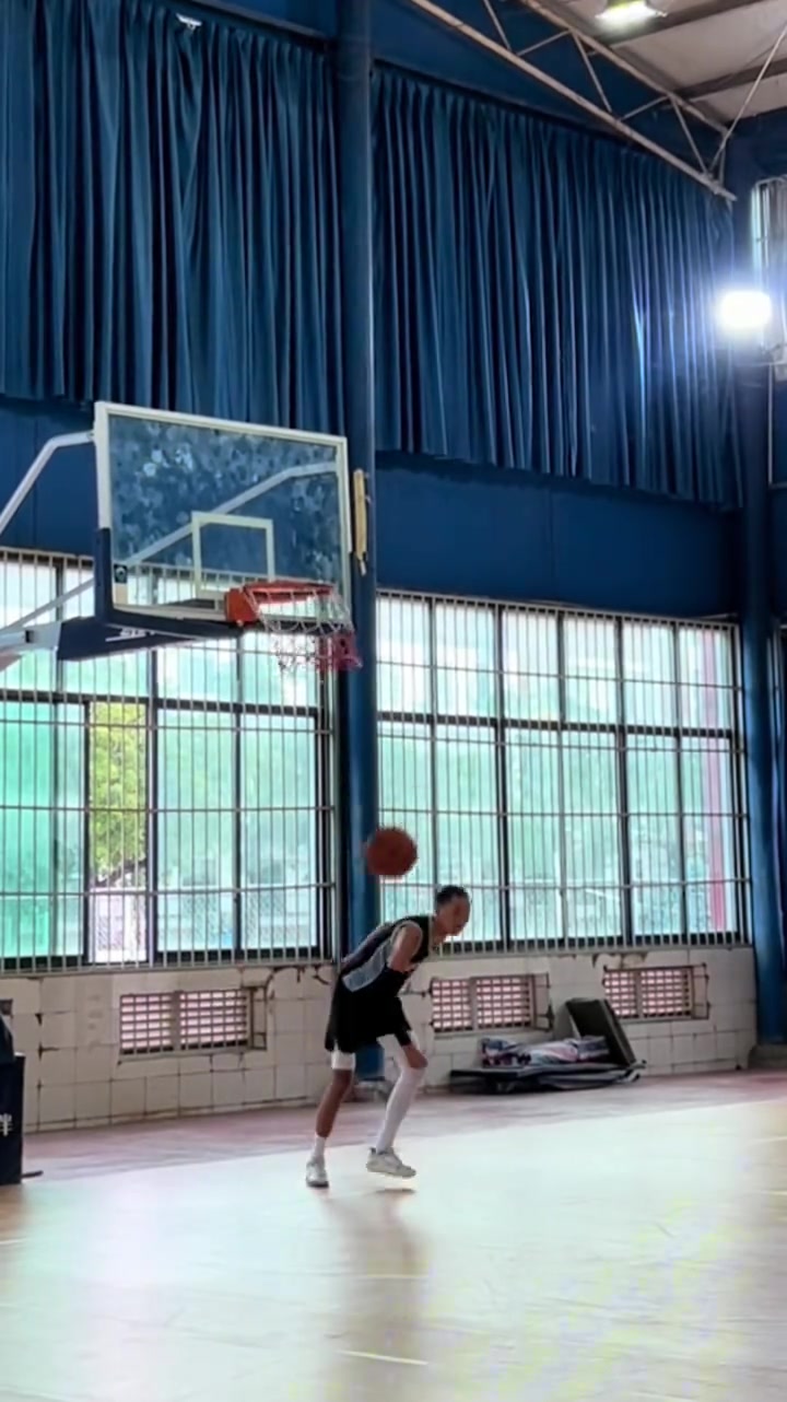 真瘦啊手長(zhǎng)腳長(zhǎng)國(guó)產(chǎn)文班亞馬秀戰(zhàn)服隔扣