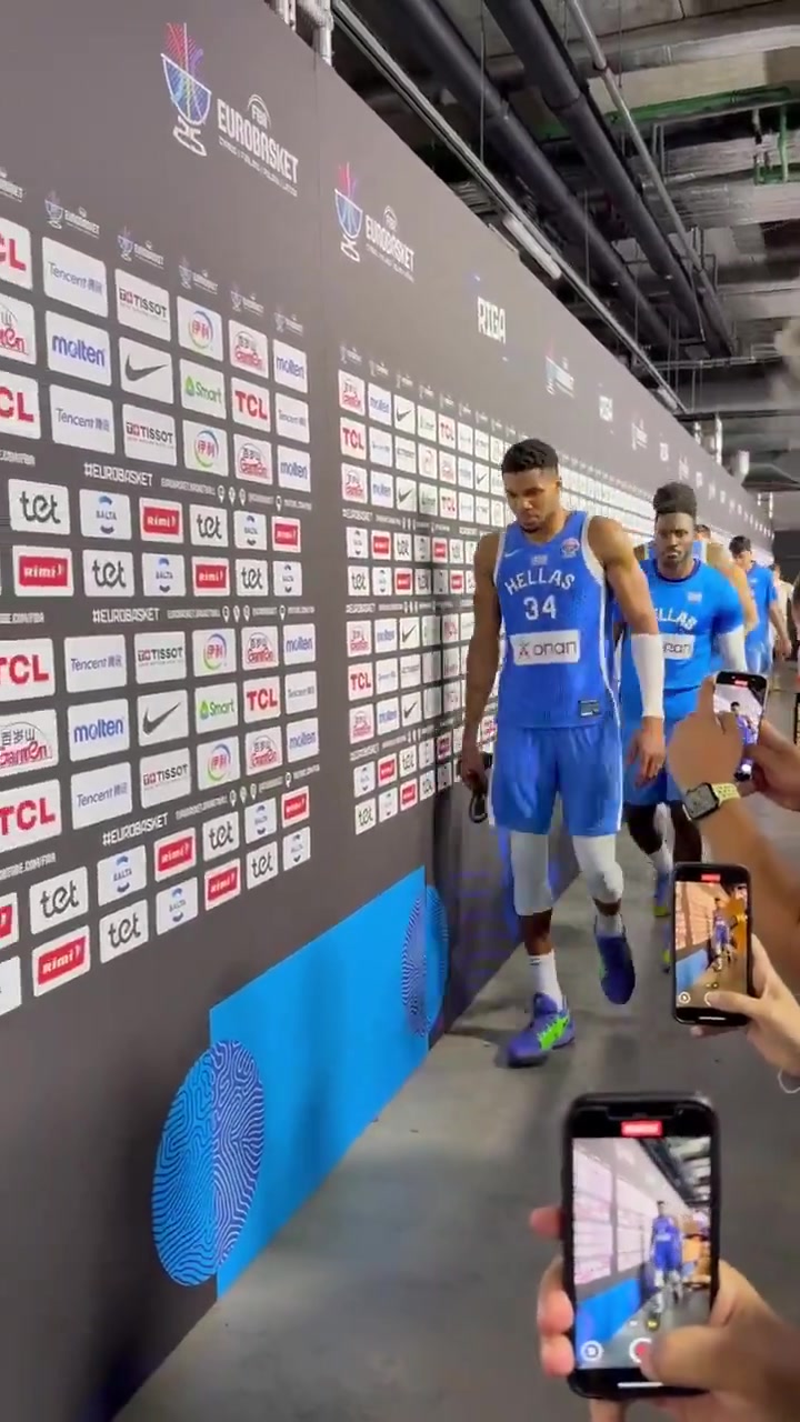 戰(zhàn)斗還沒結(jié)束率隊晉級四強(qiáng)后字母哥滿臉嚴(yán)肅離開球場