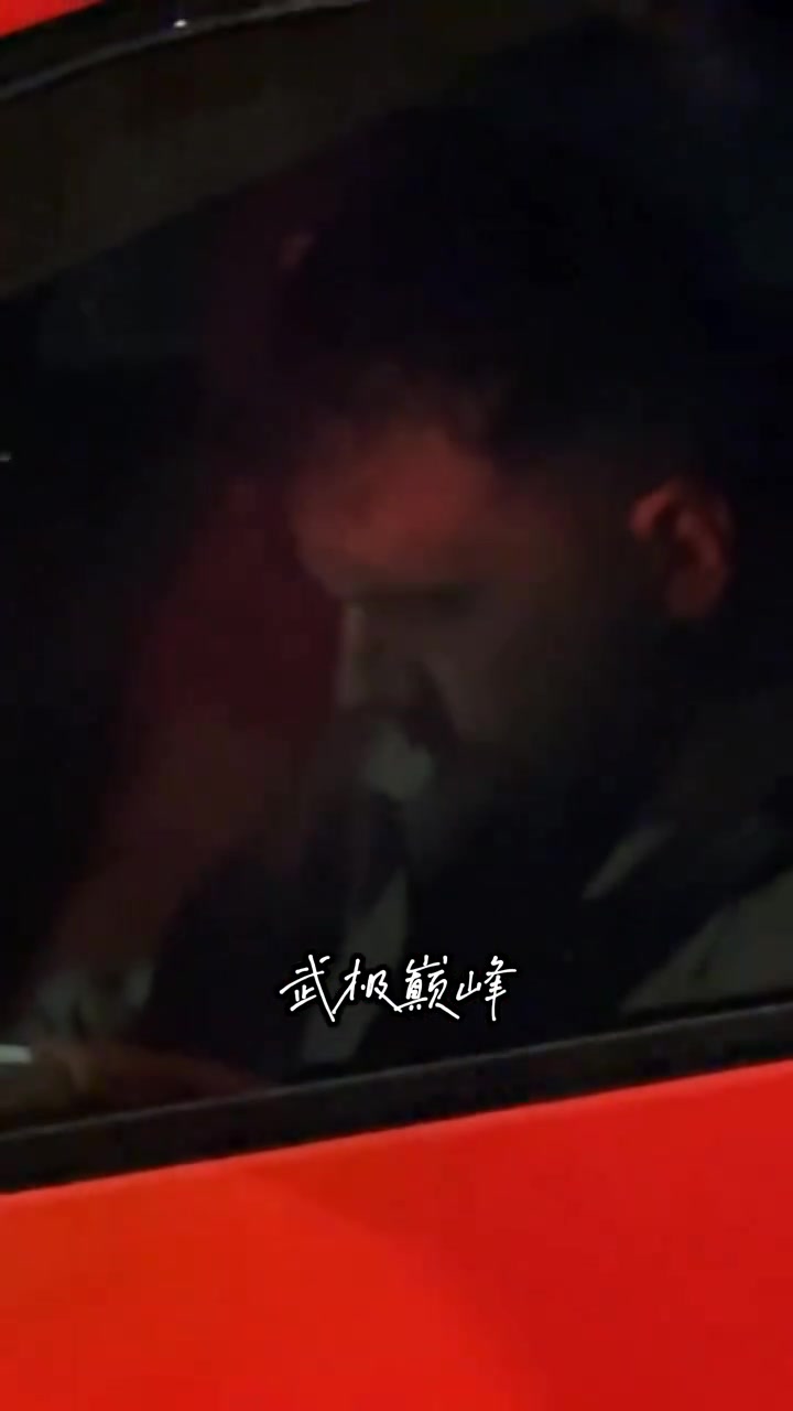 東契奇的生活也是很無聊的獨自在蘭博基尼里刷手機