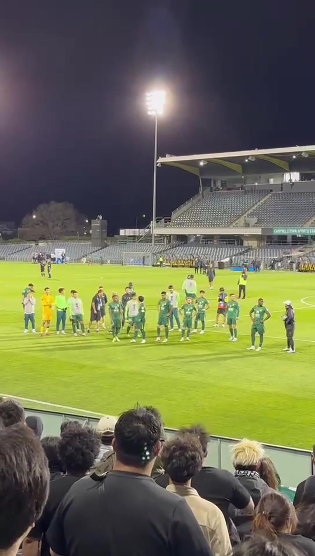 沖球迷豎中指楊立瑜謝場(chǎng)提前離開(kāi)引球迷不滿(mǎn)被罵豎中指回應(yīng)