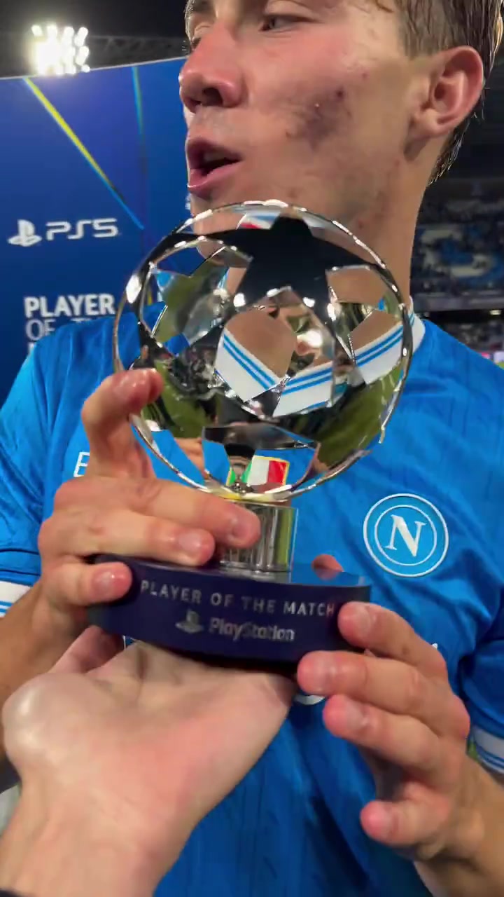 曼聯(lián)出品必屬精品霍伊倫當(dāng)選全場領(lǐng)取獎杯