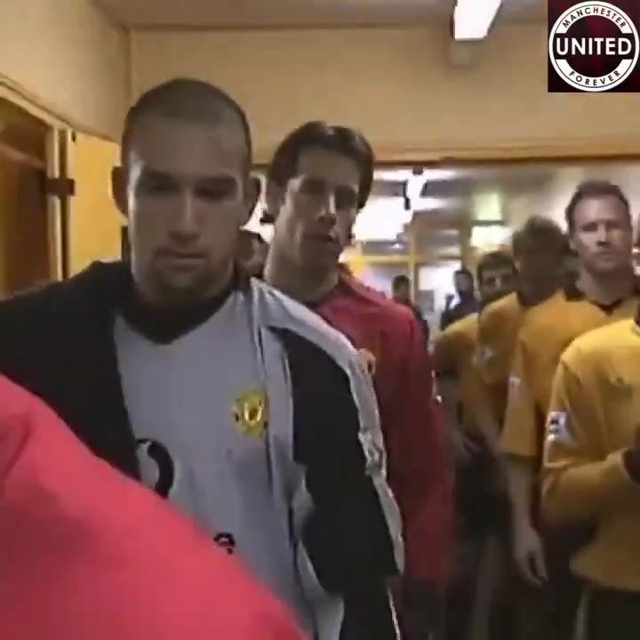 回想當(dāng)年基恩沒有等待裁判直接沖上球場全隊也跟著沖上去