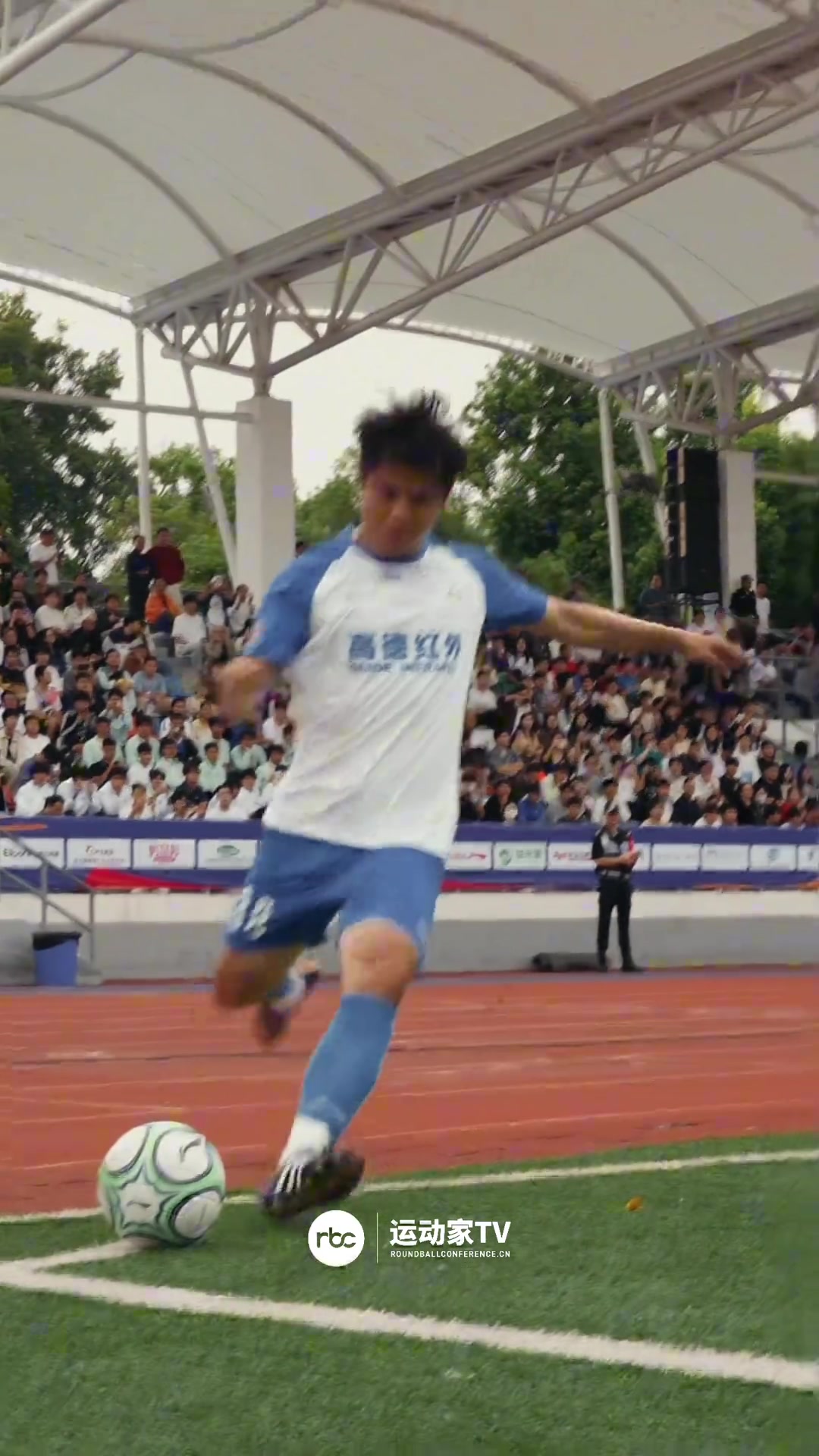 蒿俊閔代表華中科技大學(xué)上場(chǎng)踢漢超這腳法和球商依舊頂級(jí)