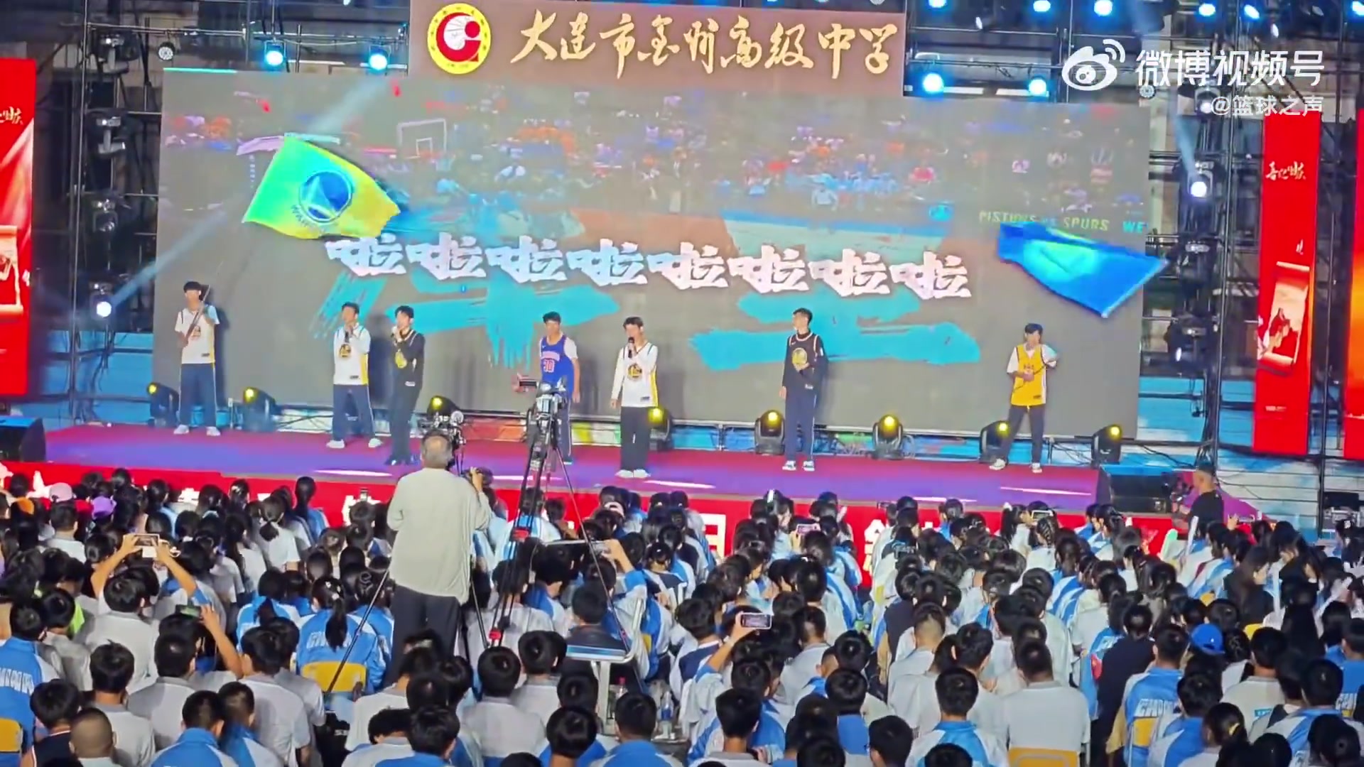 都是庫里死忠粉吧大連中學(xué)驚現(xiàn)男同學(xué)在舞臺表演庫里