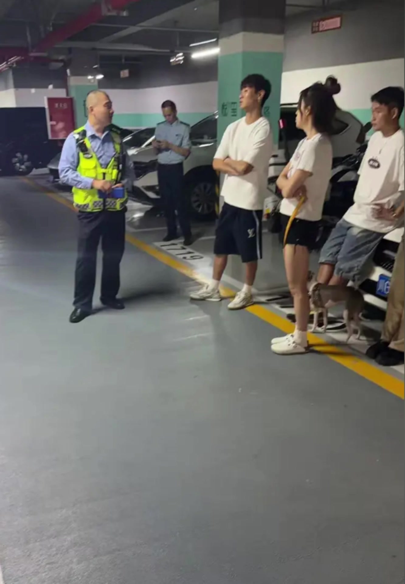 韋世豪的保時(shí)捷在車庫(kù)撞到了勞斯萊斯這是誰(shuí)的責(zé)任啊