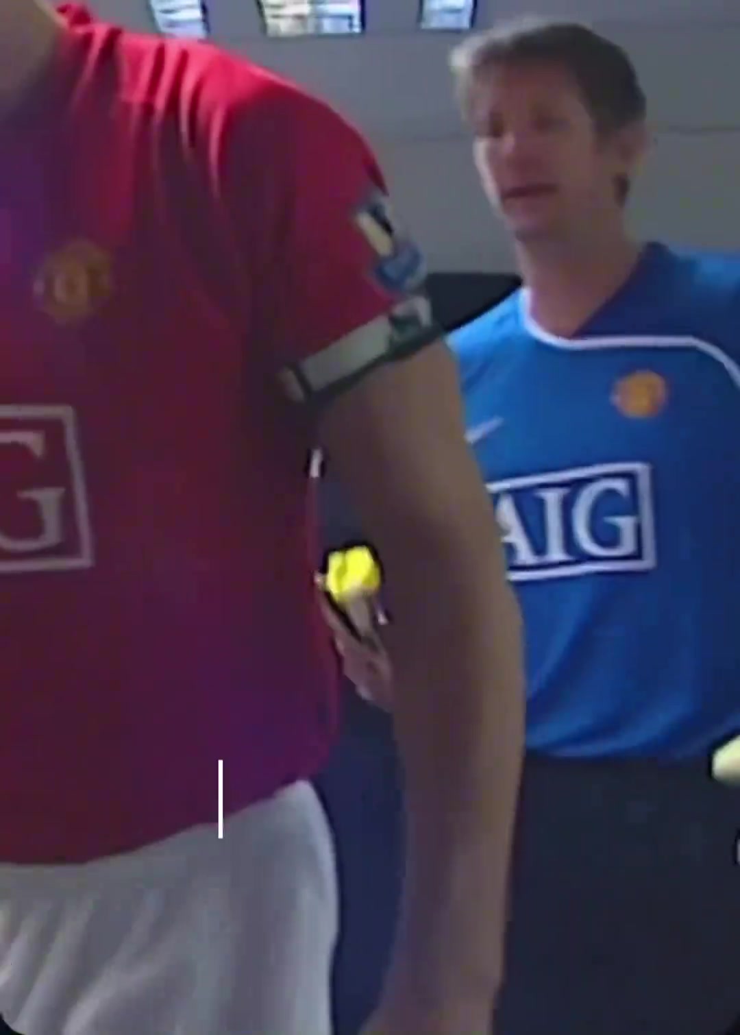 現(xiàn)在沒有這種氣勢了感受一下當(dāng)年弗格森那支曼聯(lián)出場前的氣質(zhì)