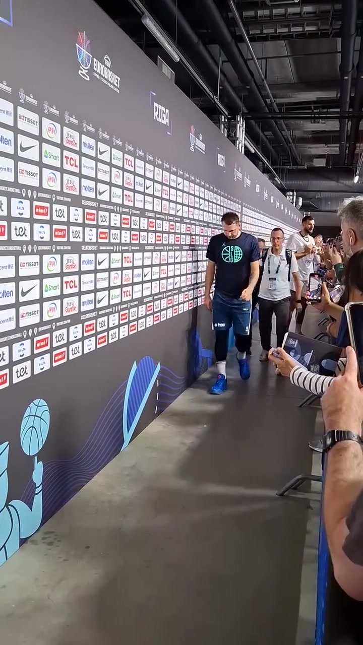 燃盡了東契奇空砍39107 賽后垂頭喪氣離開球場