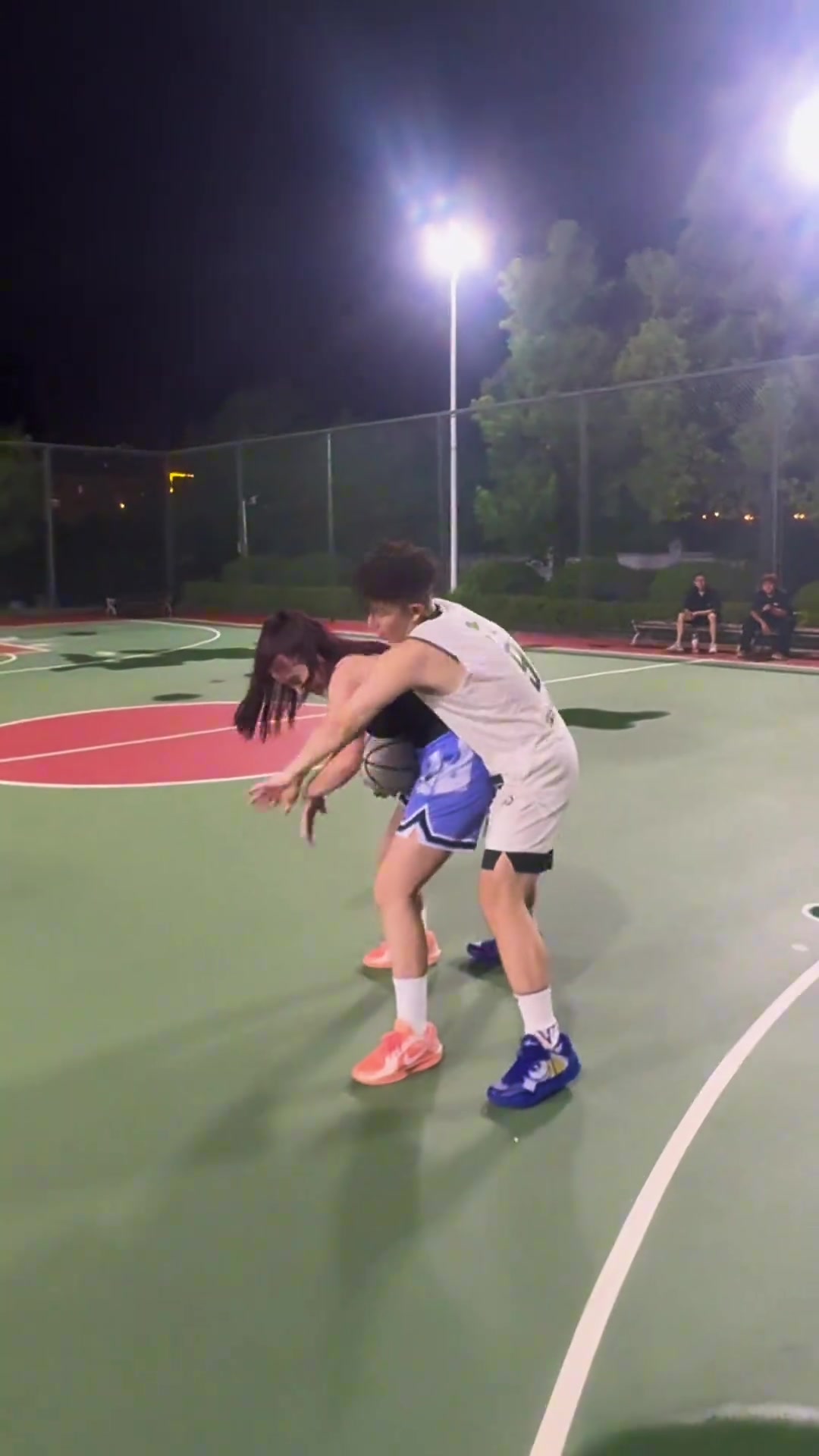 女版詹姆斯小姐姐野球場單挑直接掛著小伙上籃打進(jìn)