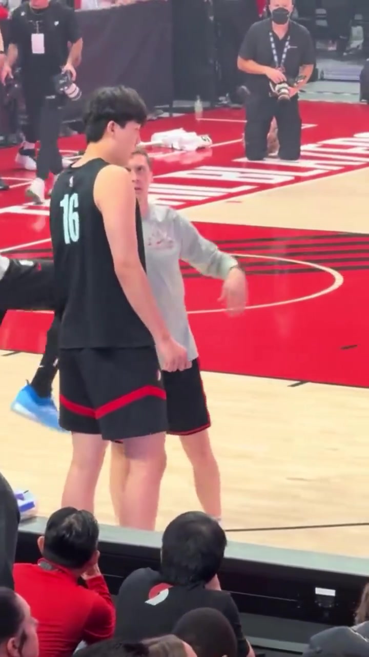 開(kāi)拓者球迷日楊瀚森和助教溝通隨后興奮地開(kāi)始熱身