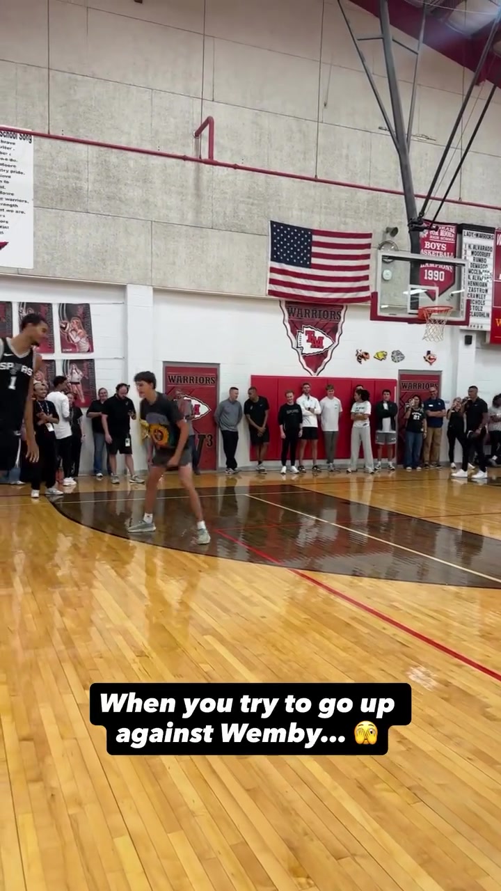 文班出席馬刺隊(duì)社區(qū)互動(dòng)與球迷交流先是大帽對方隨后再隔扣