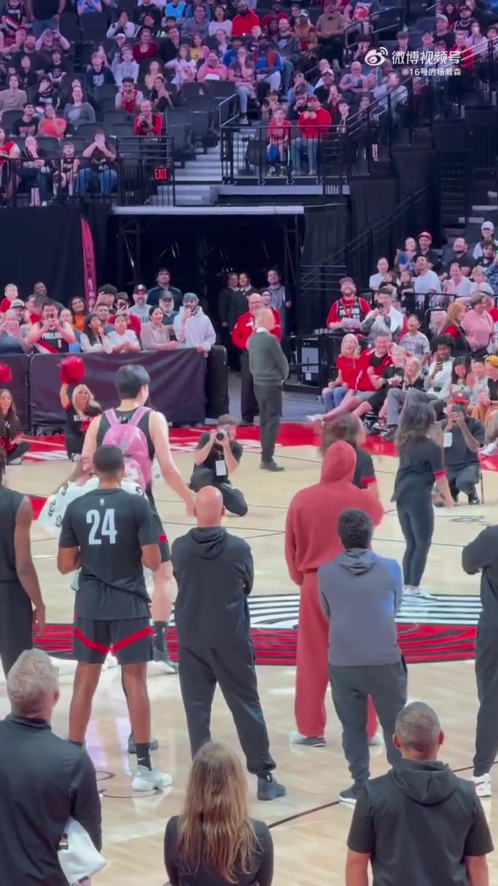 太老實(shí)了楊瀚森全神貫注盯著啦啦隊(duì)的動(dòng)作并認(rèn)真模仿跳了起來(lái)