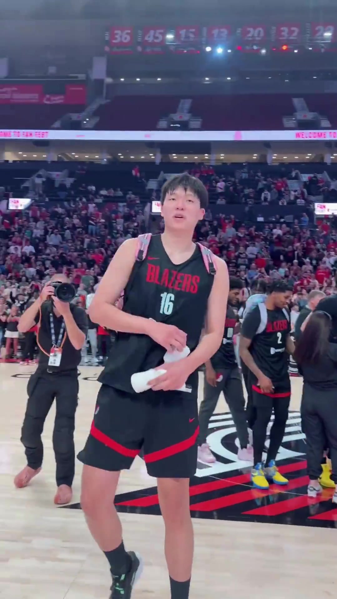 這一幕還挺可愛(ài)楊瀚森背著仙女書(shū)包把手里禮物給了兩位小朋友