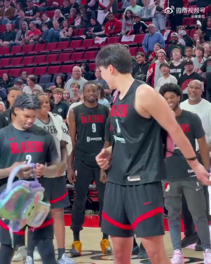 太可愛(ài)了開(kāi)拓者球迷嘉年華楊瀚森背書(shū)包學(xué)跳舞