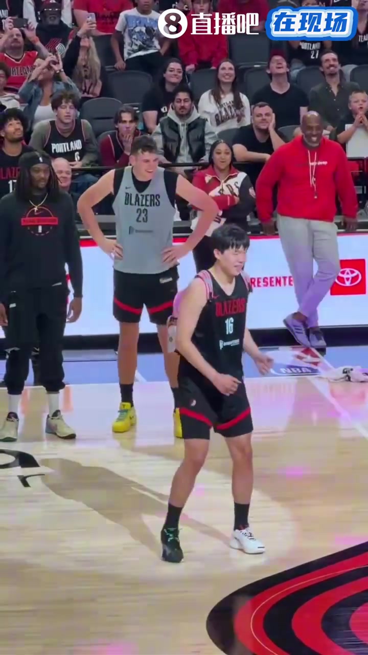 菜鳥(niǎo)待遇楊瀚森背著粉色小書(shū)包跟著啦啦隊(duì)熱舞隊(duì)友都捂著嘴笑