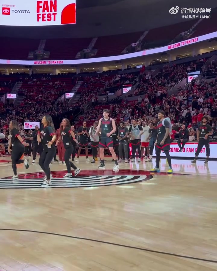 有種老實(shí)人豁出去的感覺(jué)楊瀚森終究還是沒(méi)逃過(guò)背粉色小書(shū)包跳舞