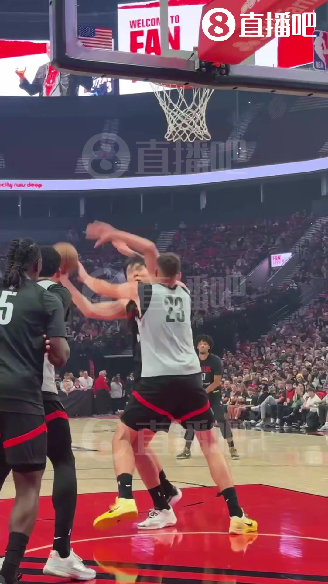 中鋒位置正面較量楊瀚森利用腳步強(qiáng)吃克林根碾到籃下得分