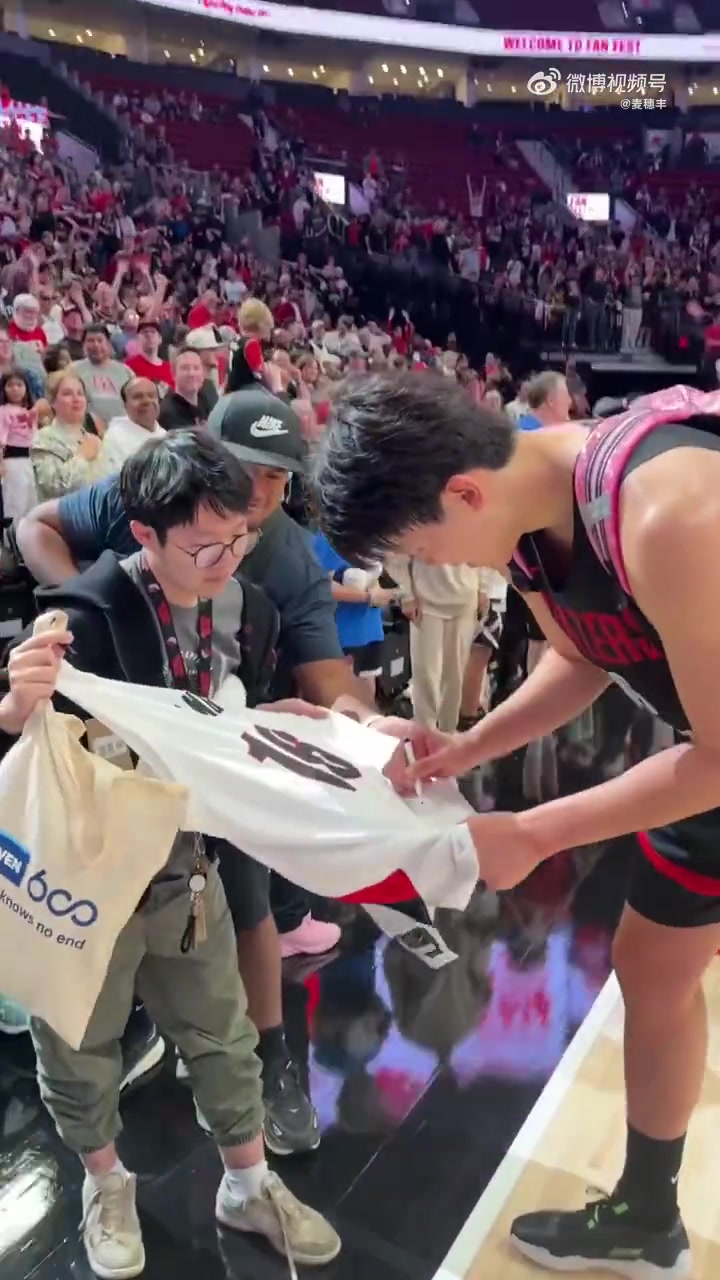 笑死開(kāi)拓者球迷日上楊瀚森背著粉紅色小書(shū)包給球迷簽名